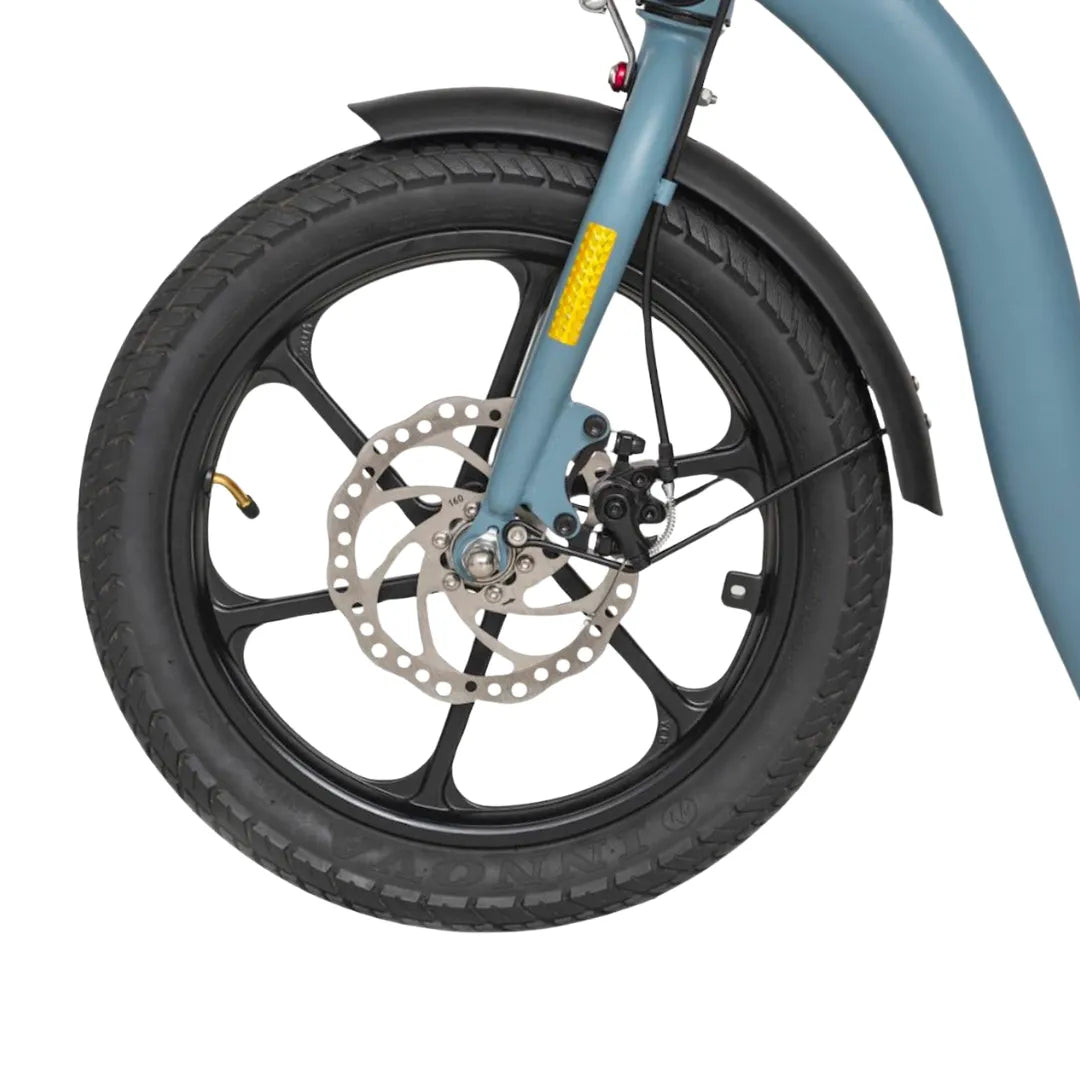 Od blizu prikazano kolo in zavorni sistem električnega skiroja Urbanride 160 City.