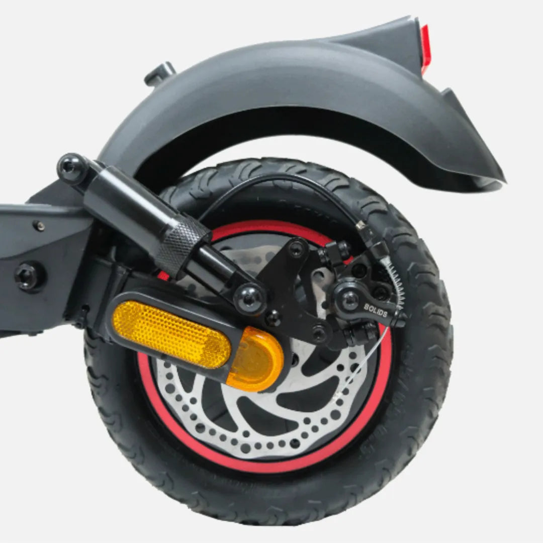 Od blizu zadnje kolo električnega skiroja Urbanride 500 Ct, ki prikazuje njegovo pnevmatiko in zavoro.