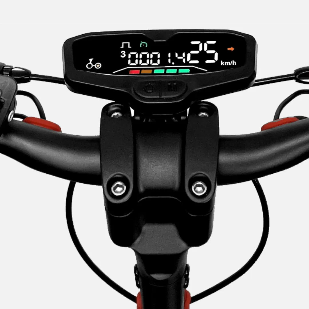 Pogled od blizu na zaslon krmila električnega skiroja Urbanride 500 Ct, ki prikazuje hitrost in statistiko.