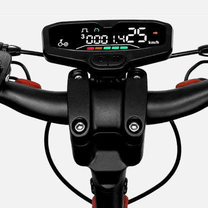 Pogled od blizu na zaslon krmila električnega skiroja Urbanride 500 Ct, ki prikazuje hitrost in statistiko.