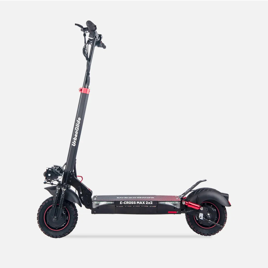 Električni skiro Urbanride E Cross Max 2x2, ki se ponaša z robustnim okvirjem in terenskimi pnevmatikami.