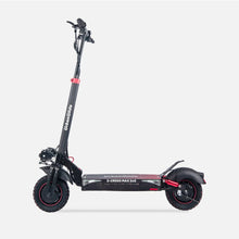 Električni skiro Urbanride E Cross Max 2x2, ki se ponaša z robustnim okvirjem in terenskimi pnevmatikami.