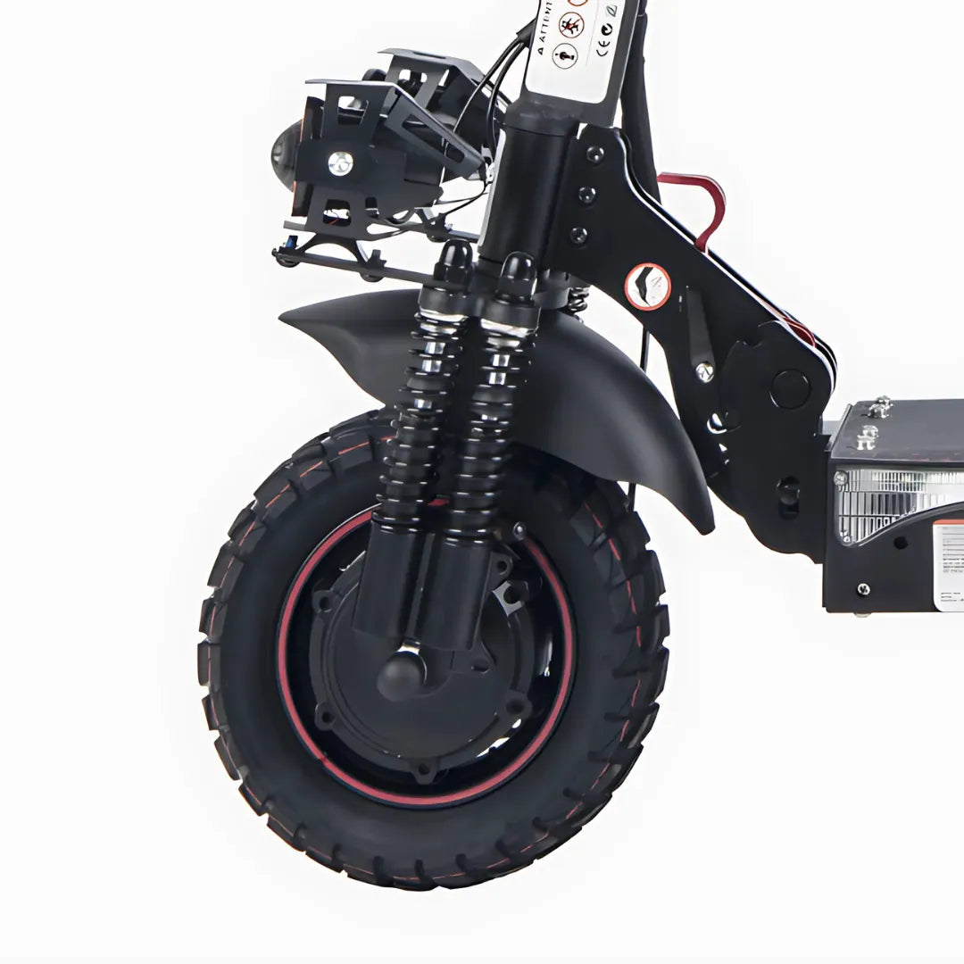 Od blizu posneto sprednje kolo in vzmetenje električnega skiroja Urbanride E Cross Max 2x2.