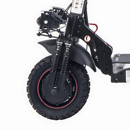 Od blizu posneto sprednje kolo in vzmetenje električnega skiroja Urbanride E Cross Max 2x2.