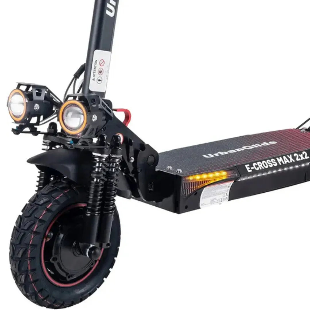 Od blizu posnet Električni skiro Urbanride E Cross Max 2x2, ki prikazuje sprednje kolo in luči.