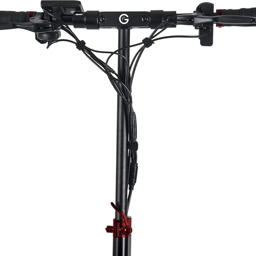 Od blizu posneto krmilo in upravljalni elementi električnega skiroja Urbanride E Cross Pro 2.