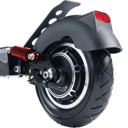 Posnetek od blizu zadnjega kolesa električnega skiroja Urbanride E Cross Pro 2, ki prikazuje njegovo obliko.