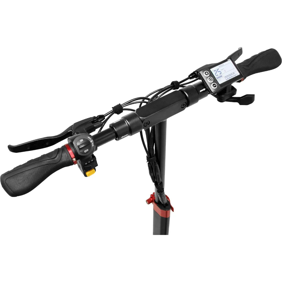 Od blizu posneto krmilo in zaslon električnega skiroja Urbanride E Cross Pro 2.