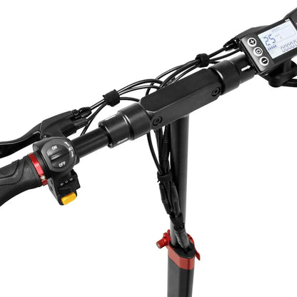 Od blizu ročaj in zaslon električnega skiroja Urbanride E Cross Pro 2.