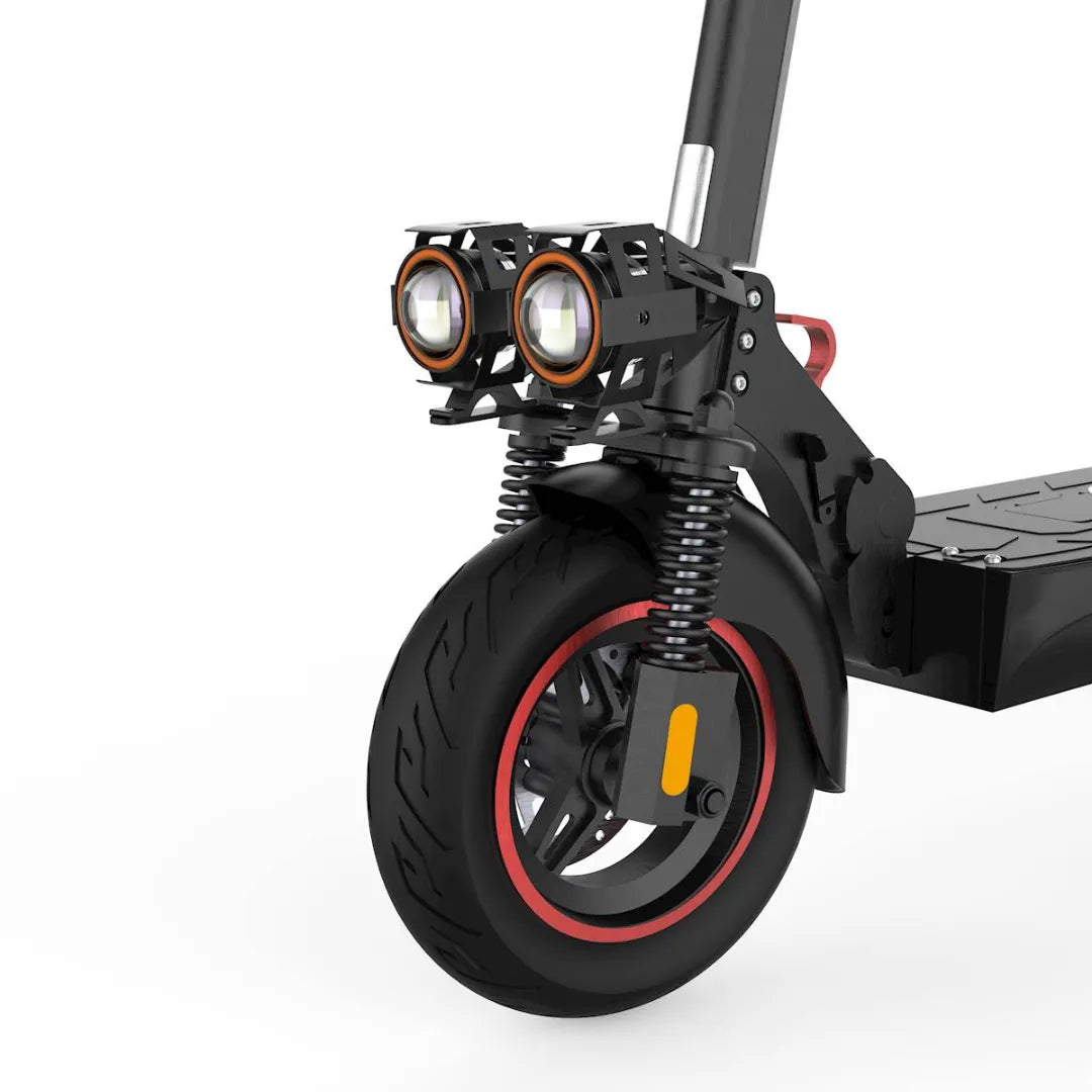 Od blizu prikazano sprednje kolo in žarometi električnega skiroja Urbanride E Cross Pro 2.