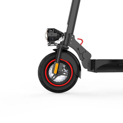 Od blizu sprednje kolo in sistem vzmetenja električnega skiroja Urbanride E Cross Pro 2.