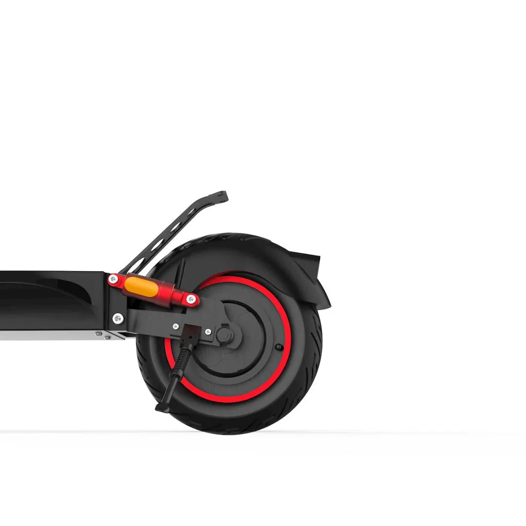 Od blizu posneto zadnje kolo električnega skiroja Urbanride E Cross Pro 2 na belem ozadju.
