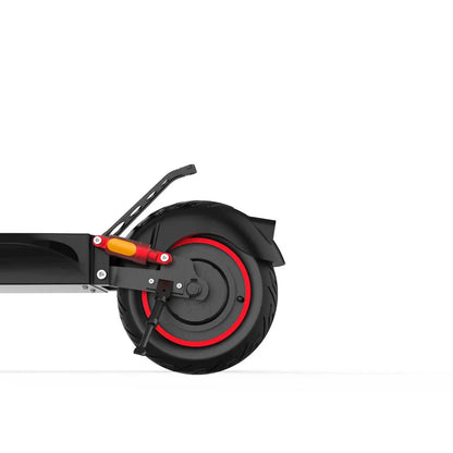 Od blizu posneto zadnje kolo električnega skiroja Urbanride E Cross Pro 2 na belem ozadju.