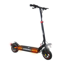 Električni skiro Urbanride E Cross Pro 2 z elegantnim črnim dizajnom in svetlimi LED lučmi.