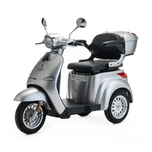 Srebrn električni mobilni voziček Veleco Cristal z elegantno obliko in zadnjim prostorom za shranjevanje.