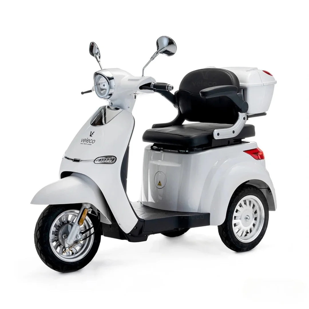 Električni mobilni voziček Veleco Cristal v elegantni beli barvi z udobnim sedežem in prtljažnikom.