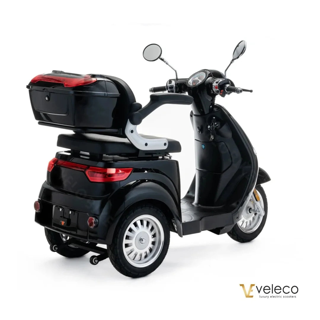 Električni mobilni voziček Veleco Cristal v elegantni črni barvi z zadnjim prtljažnim boxom.