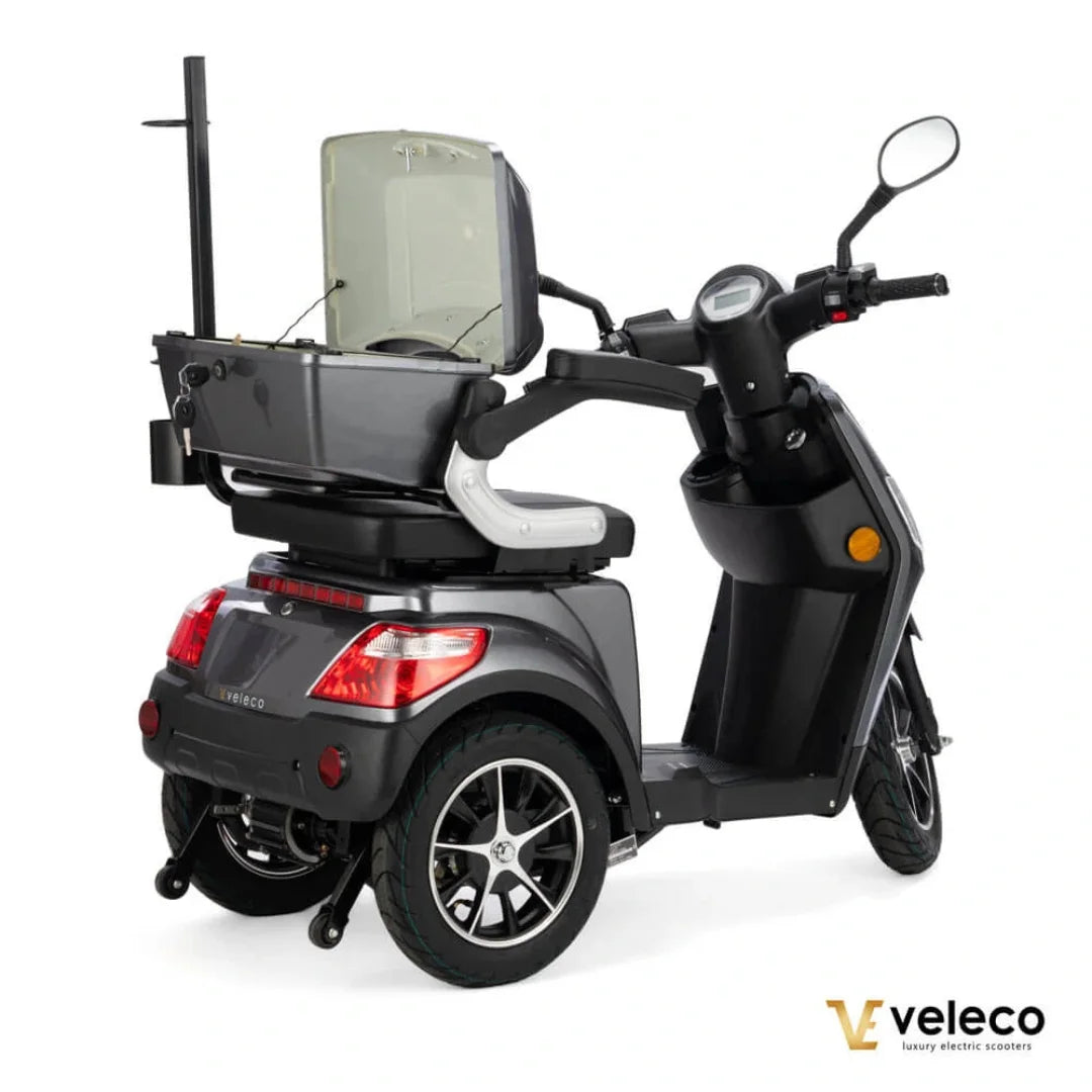 Eleganten električni mobilni voziček Veleco Draco v sivi barvi, ki ima zadaj prostor za shranjevanje.