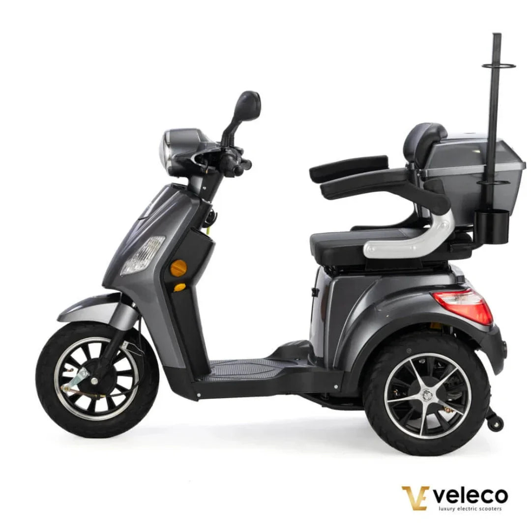 Izdelek na sliki je električni skuter, model Veleco Draco. Skuter ima tri kolesa, kar zagotavlja stabilnost, in je opremljen s širokim sedežem ter prostornim prtljažnikom. Na sprednjem delu so vidne luči in krmilo, kar omogoča enostavno upravljanje. Skuter je zasnovan za udobno vožnjo in je primeren za različne uporabnike.