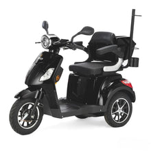 Izdelek je električni mobilni voziček, model Veleco Draco. Na sliki je prikazan voziček v črni barvi, ki ima udobno sedežno površino in naslonjala. Opremljen je z dvema sprednjima kolesoma ter zadnjim prostorom za shranjevanje. Na krmilu so vidni ročaji za upravljanje in luč, kar nakazuje na njegovo uporabnost za prevoz. Voziček je zasnovan za udobno in varno vožnjo.