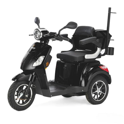 Izdelek je električni mobilni voziček, model Veleco Draco. Na sliki je prikazan voziček v črni barvi, ki ima udobno sedežno površino in naslonjala. Opremljen je z dvema sprednjima kolesoma ter zadnjim prostorom za shranjevanje. Na krmilu so vidni ročaji za upravljanje in luč, kar nakazuje na njegovo uporabnost za prevoz. Voziček je zasnovan za udobno in varno vožnjo.