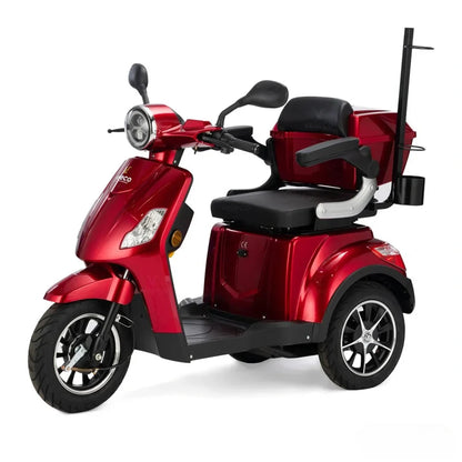 Izdelek na sliki je električni skuter, model Veleco Draco. Skuter je v rdeči barvi in ima tri kolesa, kar zagotavlja stabilnost. Na sliki je vidna tudi udobna sedežna površina ter krmilo z nadzornimi elementi. Zadaj je pritrjen prostor za shranjevanje, kar povečuje funkcionalnost vozila.