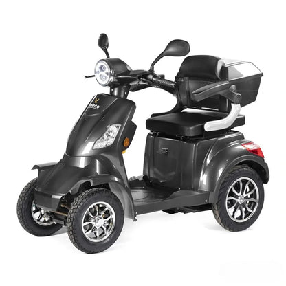 Izdelek je električni skuter, znamke Veleco, model Faster. Na sliki je prikazan skuter v temno sivi barvi, opremljen s tremi kolesi, kar zagotavlja stabilnost. Ima udobno sedežno površino, ročaje za nadzor in sprednje luči. Na zadnjem delu je tudi prostor za shranjevanje, kar povečuje funkcionalnost vozila.