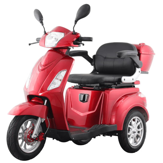 Izdelek je električni skuter s tremi kolesi, model Vigorous Vista 1. Na sliki je vidna rdeča barva skuterja, ki ima udobno sedežno površino s naslonjali za roke. Opremljen je z ogledali in svetlobnimi elementi spredaj, kar omogoča dobro vidljivost. Skuter je zasnovan za enostavno upravljanje in udobno vožnjo.