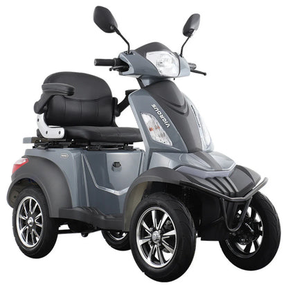 Izdelek je električni skuter s štirimi kolesi, znamke Vigorous, model Vista Q1. Na sliki je prikazan skuter v sivi barvi, opremljen s širokim sedežem in ergonomskimi ročaji. Ima tudi sprednje luči in ogledala, kar prispeva k njegovi funkcionalnosti in varnosti pri vožnji. Kolesa so široka in robustna, kar omogoča stabilno vožnjo.