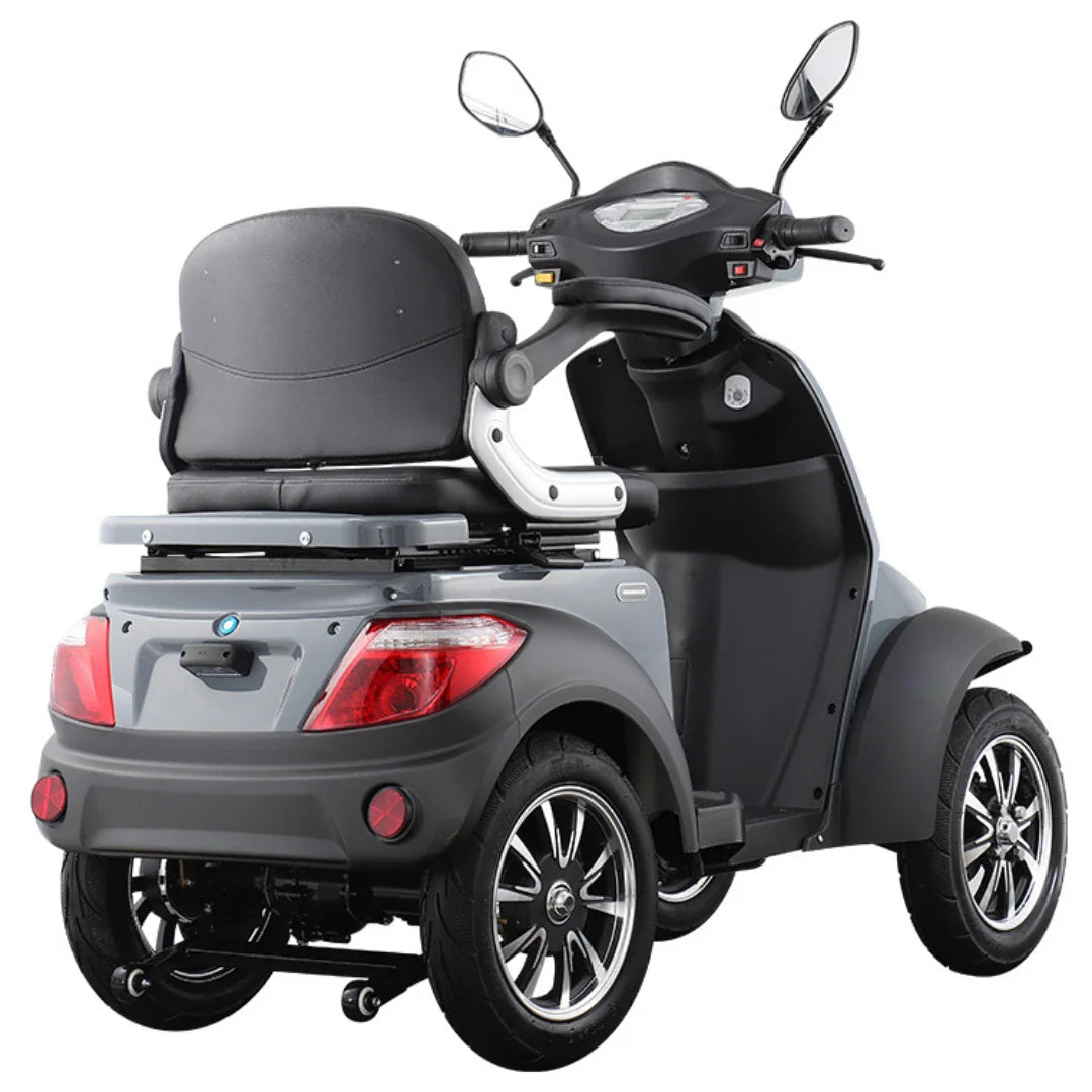 Izdelek na sliki je električni mobilni skuter, model Vigorous Vista Q1. Skuter ima štiri kolesa, kar omogoča stabilno vožnjo. Na sliki je vidna udobna sedežna enota, krmilo z nadzornimi elementi ter ogledali, ki zagotavljajo boljšo vidljivost. Barva skuterja je siva, z modernim oblikovanjem in športnimi kolesi.