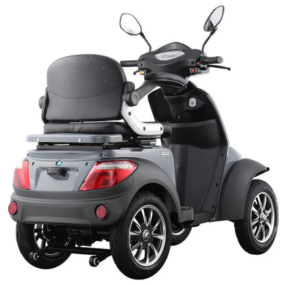 Izdelek na sliki je električni mobilni skuter, model Vigorous Vista Q1. Skuter ima štiri kolesa, kar omogoča stabilno vožnjo. Na sliki je vidna udobna sedežna enota, krmilo z nadzornimi elementi ter ogledali, ki zagotavljajo boljšo vidljivost. Barva skuterja je siva, z modernim oblikovanjem in športnimi kolesi.