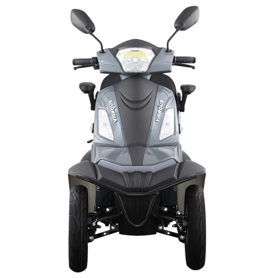 Izdelek je električni mobilni skuter, model Vigorous Vista Q1. Na sliki je prikazan sprednji del skuterja, ki ima dva vzvratna ogledala, svetlobne enote in značilno obliko, ki poudarja robustnost. Barva skuterja je siva, kar mu daje modereren videz. Vidne so tudi široke pnevmatike, kar pripomore k stabilnosti in udobni vožnji.