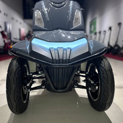 Izdelek na sliki je električni mobilni skuter, model Vigorous Vista Q1. Na sliki je prikazan sprednji del skuterja, ki ima sodoben dizajn z LED lučmi in širokimi pnevmatikami. Opremljen je s stabilno konstrukcijo, kar omogoča udobno vožnjo. V ozadju so vidni tudi drugi električni skuterji.