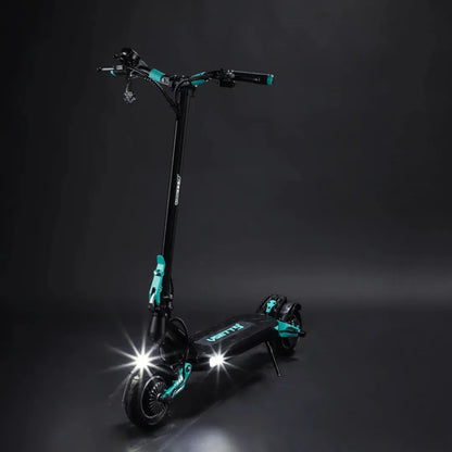 Izdelek je električni skiro znamke Vsett, model 9. Na sliki je prikazan skiro v črni in zeleni barvi, z vidnimi LED lučmi na sprednjem delu za boljšo vidljivost. Ima robustno konstrukcijo in ergonomsko oblikovane ročaje, kar omogoča udobno vožnjo.