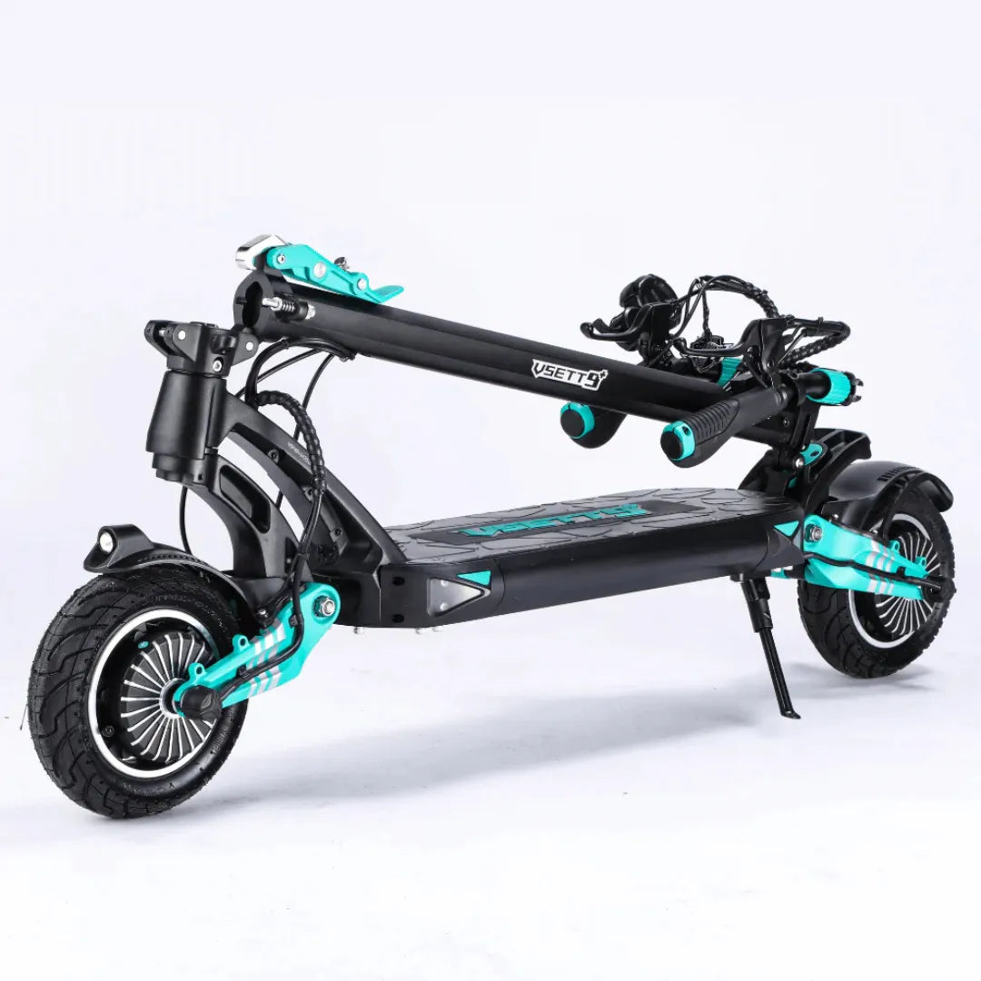 Zložen električni skiro Vsett 9 z elegantnim črno-modrozelenim dizajnom.