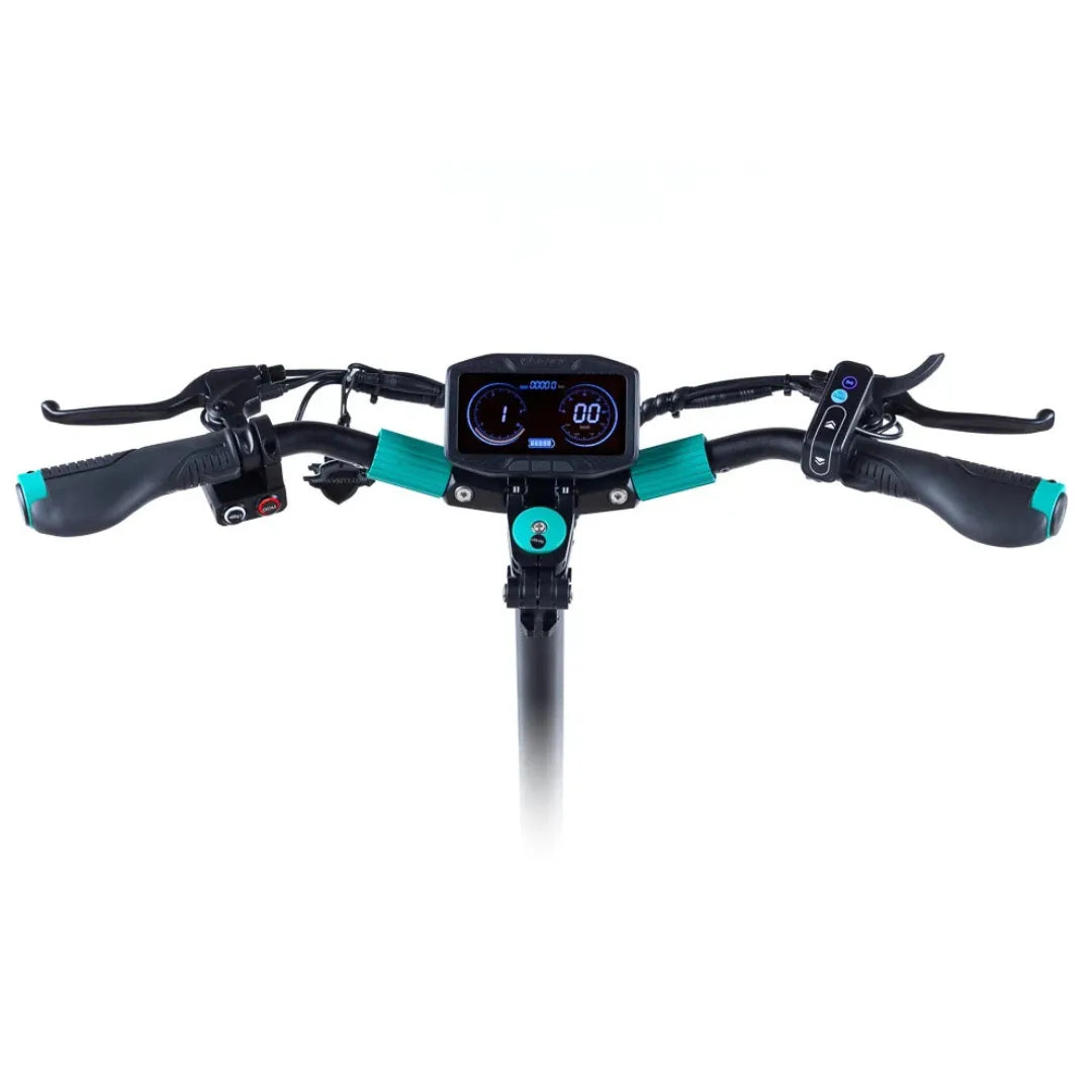 Izdelek je električni skiro, model Vsett 9. Na sliki so vidni krmili s prijemali in digitalni zaslon, ki prikazuje hitrost in druge informacije. Zaslon je osvetljen in omogoča enostavno spremljanje podatkov med vožnjo. Krmili vključujeta tudi gumbe za nadzor, kar prispeva k udobni uporabi skiroja.