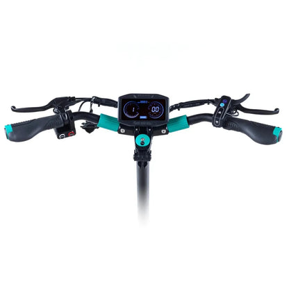 Izdelek je električni skiro, model Vsett 9. Na sliki so vidni krmili s prijemali in digitalni zaslon, ki prikazuje hitrost in druge informacije. Zaslon je osvetljen in omogoča enostavno spremljanje podatkov med vožnjo. Krmili vključujeta tudi gumbe za nadzor, kar prispeva k udobni uporabi skiroja.