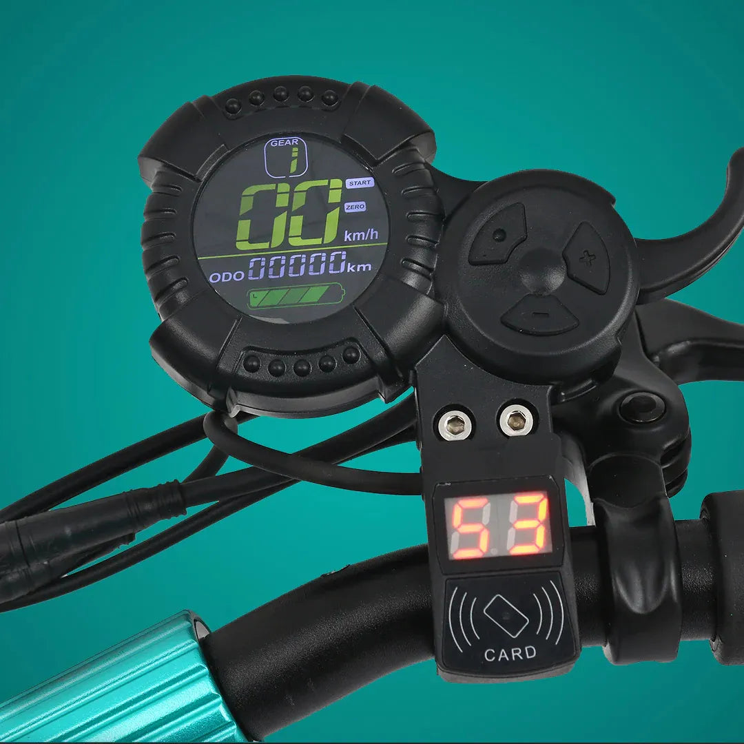 Na sliki je električni skiro znamke Vsett, model 9. Prikazan je del krmila, kjer so vidni digitalni zaslon in kontrolni gumbi. Zaslon prikazuje hitrost v km/h ter skupno prevoženo razdaljo, medtem ko je na spodnjem delu vidna tudi LED številka, ki lahko predstavlja stanje baterije ali druge informacije. Celoten dizajn je sodoben in funkcionalen.