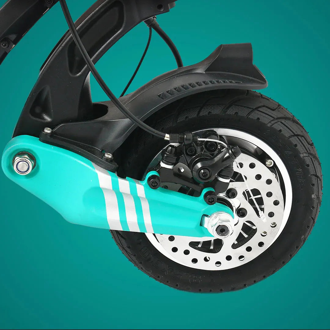 Izdelek na sliki je električni skiro, model Vsett 9. Na sliki je prikazan zadnji del skiroja, kjer je vidna kolesa s disk zavornim sistemom in delom okvirja v svetlo modri barvi. Kolo ima široko gumo, kar omogoča boljšo stabilnost in oprijem na različnih površinah.