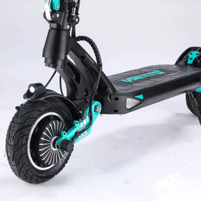 Izdelek na sliki je električni skiro znamke Vsett, model Vsett 9. Na sliki je vidna zadnja kolesna enota skiroja, ki vključuje robustno pnevmatiko z vzorcem za boljši oprijem, ter del okvirja in stopalko. Opremljen je z LED lučko in sistemom za vzmetenje, kar omogoča udobnejšo vožnjo. Barvna kombinacija črne in turkizne dodaja moderni videz.