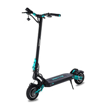 Izdelek na sliki je električni skiro znamke Vsett, model Vsett 9. Na sliki je prikazan skiro s črnim okvirjem in modrimi detajli. Ima široko platformo za stojišče, široka kolesa in upravljalne ročice na krmilu. Vidne so tudi zavorne ročice in zaslon za prikaz informacij o vožnji. Skupna zasnova je moderna in športna, kar nakazuje na udobno in hitro vožnjo.