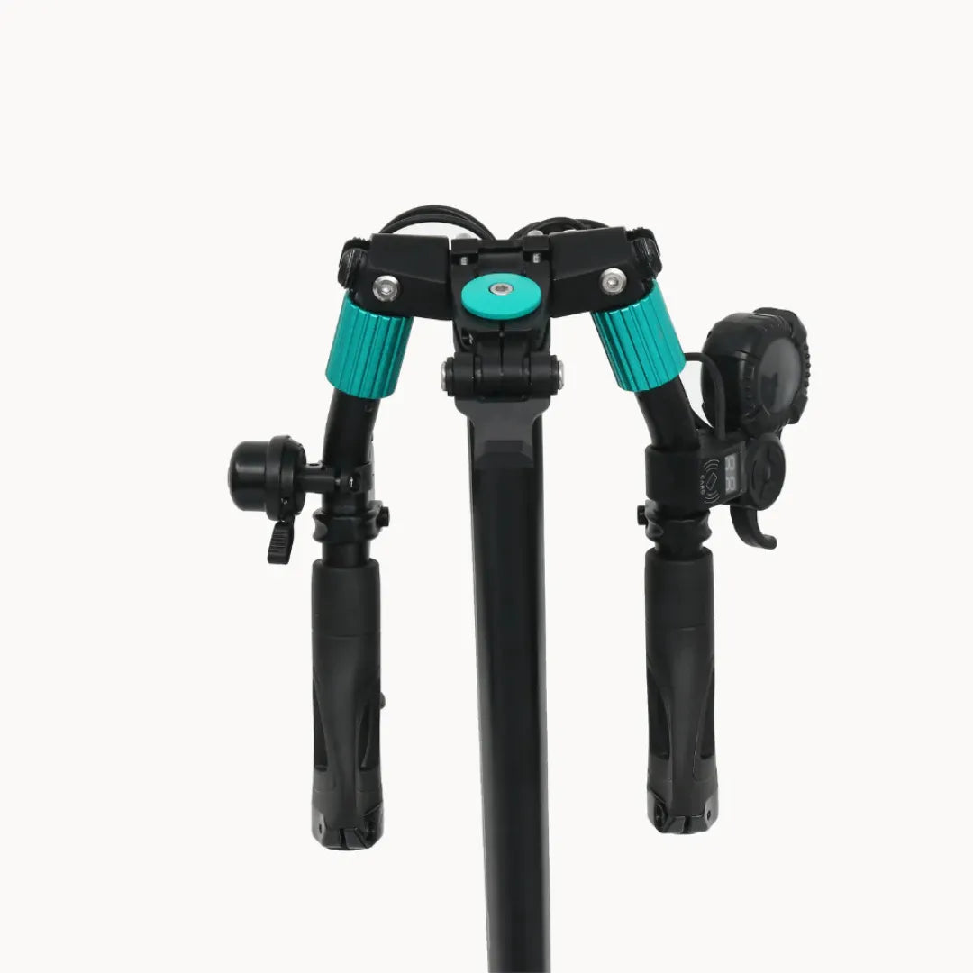 Izdelek je električni skiro, znamke Vsett, model 9. Na sliki so vidni ročaji skiroja, ki so opremljeni z gumiranimi gripi za boljši oprijem, ter krmilni mehanizem. Na desni strani je tudi zaslon, ki prikazuje informacije o vožnji. Celoten dizajn je eleganten in sodoben, kar nakazuje na funkcionalnost in udobje pri vožnji.