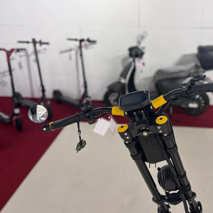 Na sliki je električni skiro znamke Vsett, model 11 Super. Vidni so krmili s črnimi in rumenimi detajli, digitalni zaslon ter ogledalo. V ozadju so še drugi električni skiroji, kar nakazuje, da gre za prodajno mesto ali razstavo teh vozil.