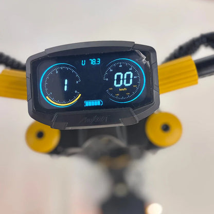 Na sliki je električni skiro znamke Vsett, model 11 Super. Vidna je armaturna plošča, ki prikazuje hitrost, stanje baterije in trenutno prestavo. Plošča ima moder osvetljen prikaz, kar omogoča enostavno branje podatkov med vožnjo. Ročaji skiroja so rumeni, kar dodaja na videzu in prepoznavnosti izdelka.