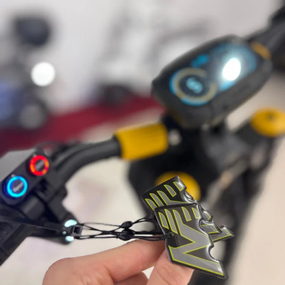 Na sliki je električni skiro znamke Vsett, model 11 Super. Vidni so krmili s svetlobnimi indikatorji, ki vključujejo rdečo in modro lučko, ter digitalni zaslon, ki prikazuje informacije o hitrosti in stanju baterije. V ospredju je tudi oznaka z logotipom Vsett. Skupaj daje vtis sodobnega in zmogljivega električnega prevoza.