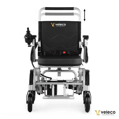 Izdelek na sliki je električni invalidski voziček znamke Veleco, model Cosmo. Na sliki je prikazan sprednji del vozička, ki ima ergonomsko oblikovano sedežno površino in naslon, ter upravljalno palčko na levi strani. Voziček je zasnovan za udobno in enostavno uporabo, kar omogoča mobilnost uporabnikom.