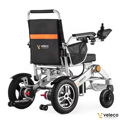Izdelek je električni invalidski voziček znamke Veleco, model Cosmo. Na sliki je prikazan voziček s kovinsko konstrukcijo in udobnim sedežem, ki vključuje ročaj za upravljanje ter električne motorje na zadnjih kolesih. Voziček ima tudi mrežasto torbo za shranjevanje in je zasnovan za enostavno manevriranje.