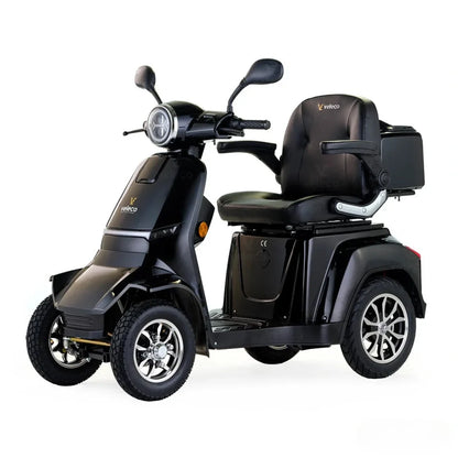 Izdelek na sliki je električni skuter, natančneje model Veleco Gravis. Na sliki je prikazan skuter v črni barvi, opremljen s širokim sedežem in prostornim prostorom za shranjevanje. Ima tri kolesa, kar zagotavlja stabilnost, ter svetlobno napravo na sprednjem delu. Skuter je zasnovan za udobno vožnjo in enostavno upravljanje.