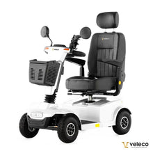 Izdelek na sliki je električni mobilni voziček, model Veleco Jumpy. Voziček je zasnovan za udobno in enostavno premikanje, opremljen z udobnim sedežem in naslonjalom za glavo. Ima tudi ročaje za upravljanje, ogledala ter košarico za shranjevanje. Kolesa so robustna, kar omogoča stabilno vožnjo po različnih površinah.