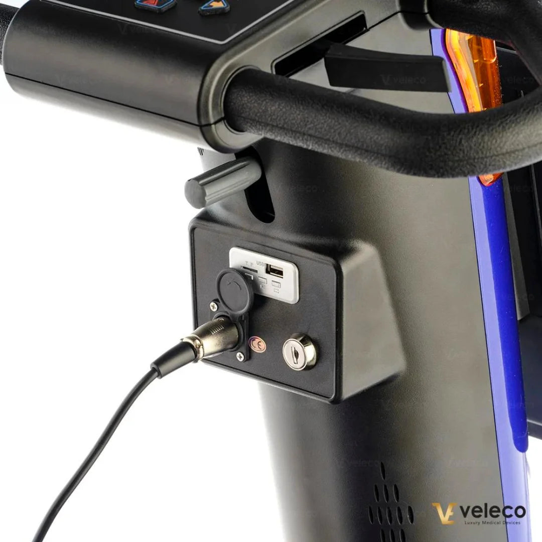 Povečava nadzorne plošče in priključka za polnjenje električnega mobilnega vozička Veleco Looper.